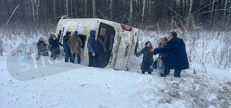 Эвакуировали людей через люк: автобус Рыбинск – Ярославль вылетел в кювет и опрокинулся_232454