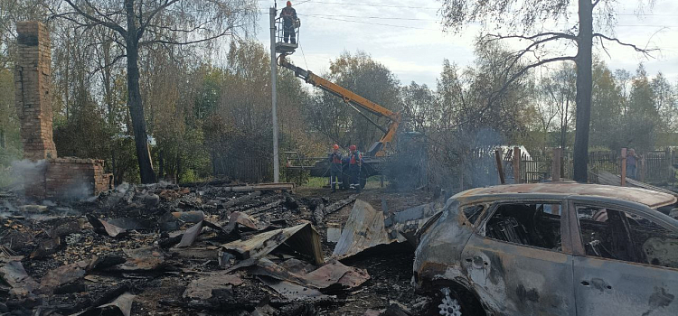 В Ярославской области сгорели три дома и автомобиль_252899