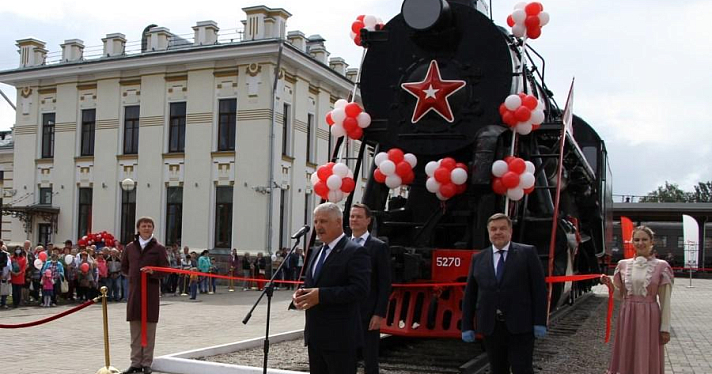 В Рыбинске торжественно открыли памятник паровозу