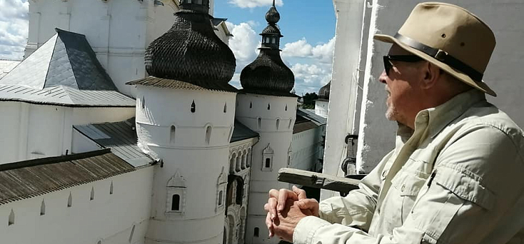 «От былой депрессии нет и следа»: Андрей Макаревич с супругой посетили города Ярославской области