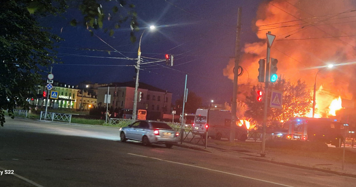Ночью в Рыбинске полыхал дом