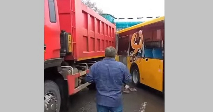 На Московском проспекте в Ярославле автобус столкнулся с самосвалом