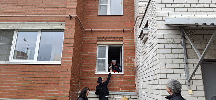 Ярославских ветеранов во дворах поздравляют «Фронтовые бригады» и школьники_296294