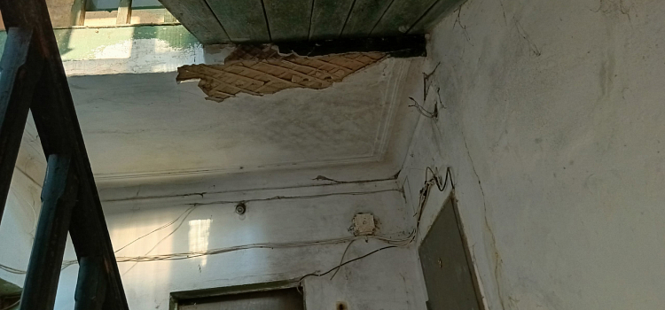 Ярославские следователи проверят, почему в расселенном аварийном доме осталась одна семья_237892