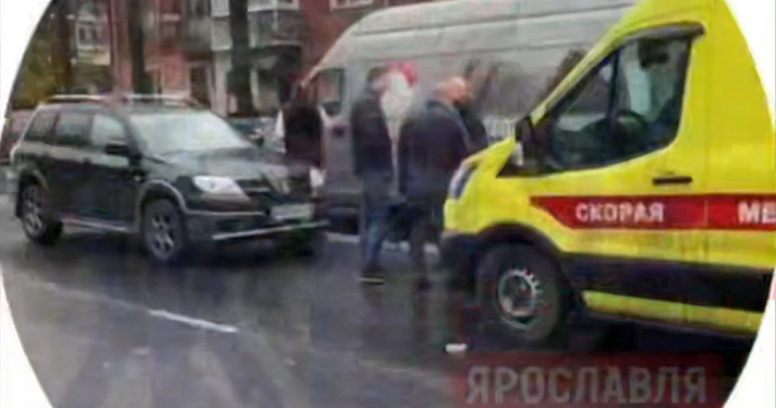 «Подлетел и упал»: в центре Ярославля в ДТП пострадал мальчик