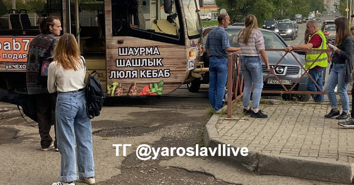 В Ярославле трамвай протаранил легковушку
