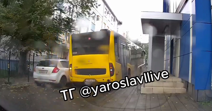 В Ярославле автобус въехал в припаркованный автомобиль и скрылся с места ДТП
