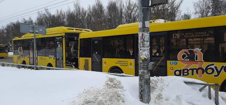 «Главное — живы остались»: в Ярославле столкнулись два автобуса