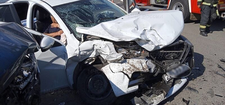 Пострадал пассажир: на Ленинградском проспекте в Ярославле столкнулись две легковушки
