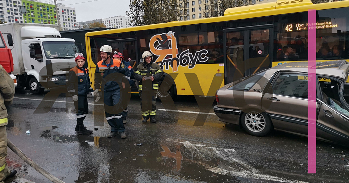 Увезли на скорой: на проспекте Фрунзе в Ярославле произошло массовое ДТП_253926