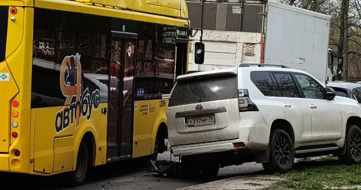 В Ярославле жёлтый автобус угодил в массовое ДТП_271192