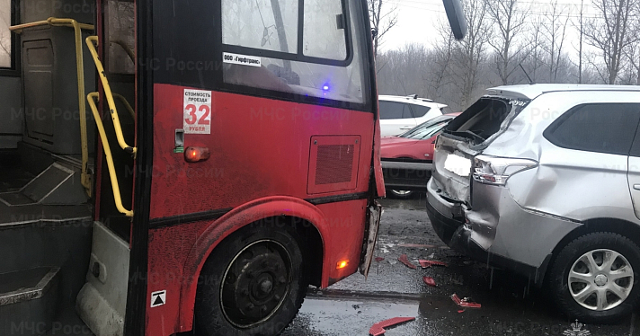 В Ярославле в массовом ДТП с автобусом пострадали 12 человек_235343