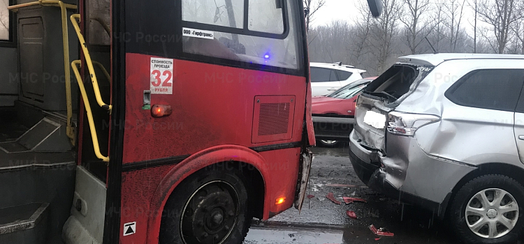 В Ярославле в массовом ДТП с автобусом пострадали 12 человек_235343