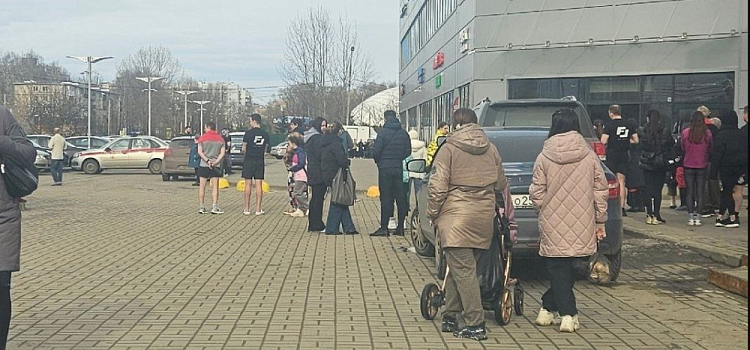 В Ярославле посетителей торгового центра эвакуировали из-за подозрительной сумки в пиццерии