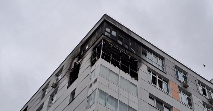 У дома разбросаны обгоревшие детские книжки: в центре Ярославля сгорела квартира в новостройке_255681