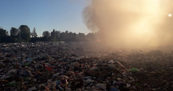 В Ярославской области вспыхнул мусорный полигон