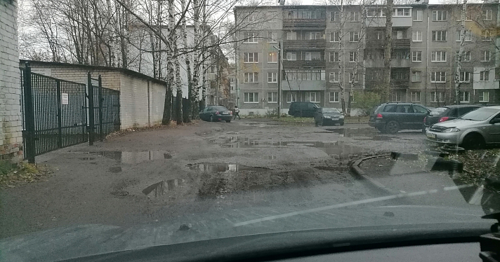 «Везде лужи, ямы, грязь»: жители Дзержинского района пожаловались на состояние дороги у школы_225354