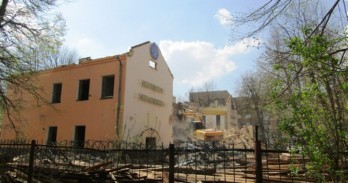 Ольга Мазанова повторно пикетировала снос здания бывшего детского сада поселка завода синтетического каучука в Ярославле_157876