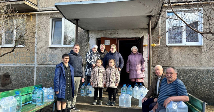 Ярославский спасатель привёз более ста литров питьевой воды жителям Орска