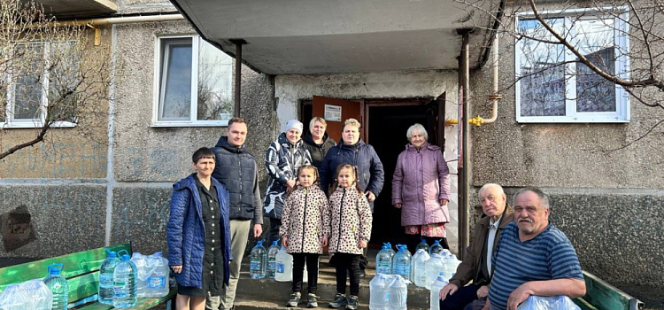 Ярославский спасатель привёз более ста литров питьевой воды жителям Орска