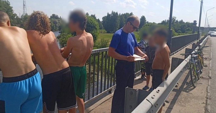 В Ярославской области на мосту спасли подростка