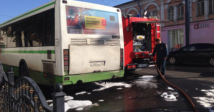 Пена на асфальте и сильный запах топлива в Торговом переулке: у автобуса пробило бак_159931