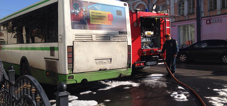 Пена на асфальте и сильный запах топлива в Торговом переулке: у автобуса пробило бак_159931