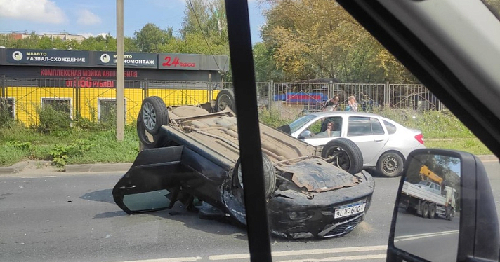 «Датсун» на крыше: на окружной дороге в Ярославле произошло массовое ДТП_248598
