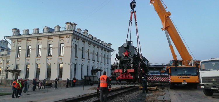 В Рыбинске установили памятник паровозу_165105