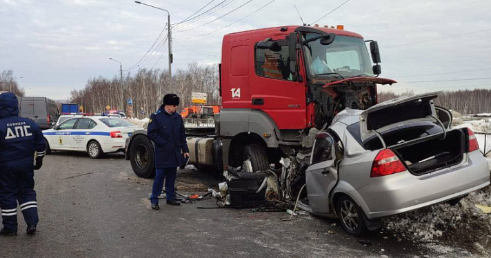 В Ярославле задержали водителя тягача, на окружной дороге смявшего легковушку