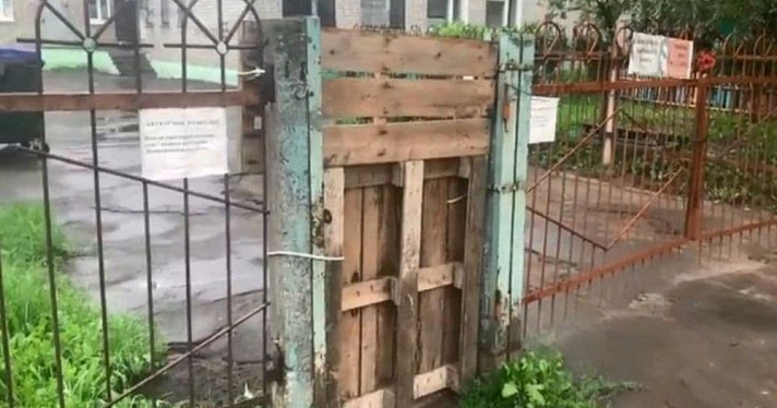 Мэр Ярославля прокомментировал деревянный поддон вместо калитки у детского сада