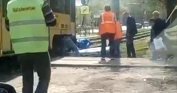 В Брагино трамвай сбил женщину. Видео