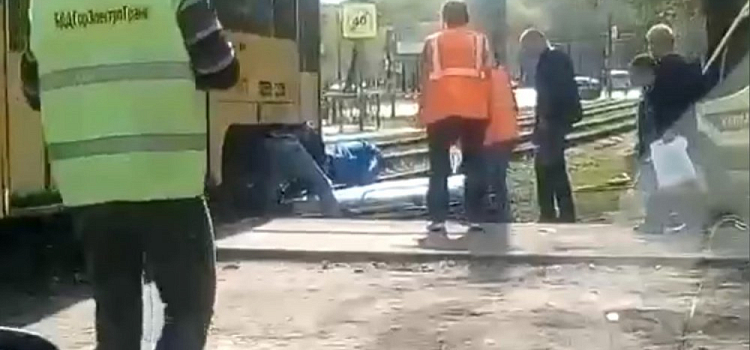 В Брагино трамвай сбил женщину. Видео