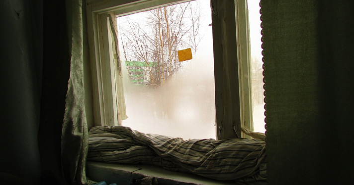 В гинекологическом отделении Тутаевской ЦРБ пациенты утеплили окна матрасами и одеялами_155580