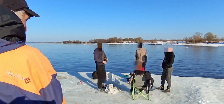 Под Ярославлем молодёжь делала шашлыки на дрейфующей льдине_313741