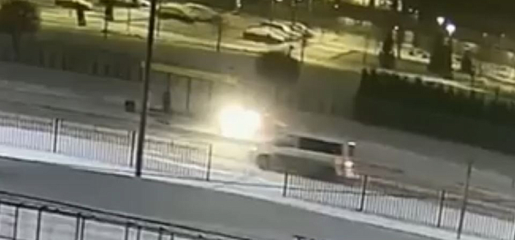 Водитель скрылся: обнародовано видео, как автомобиль снёс новую остановку в Ярославле