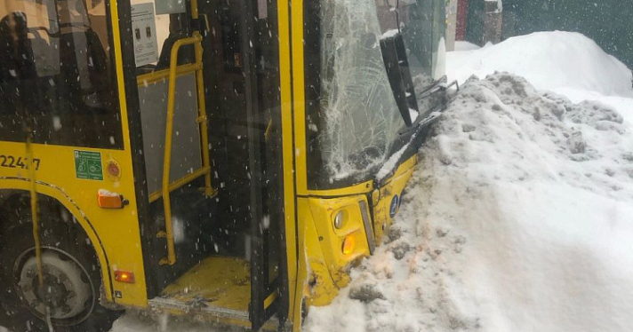 В Ярославле жёлтый автобус на скорости врезался в сугроб