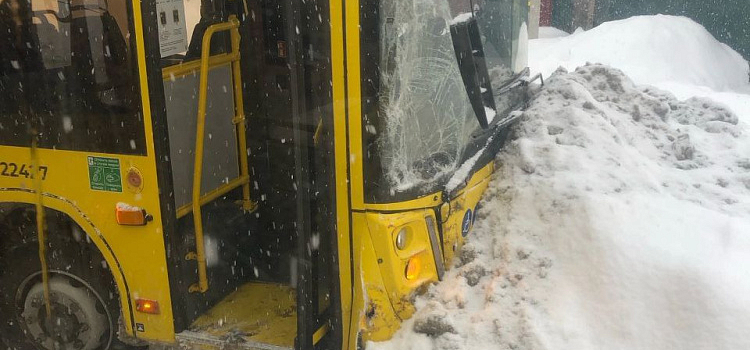 В Ярославле жёлтый автобус на скорости врезался в сугроб