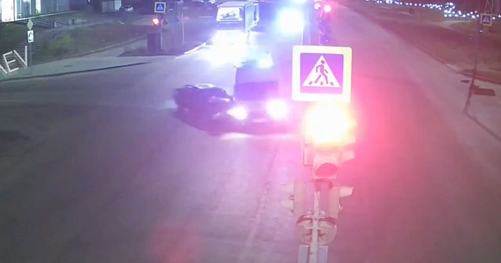 В Тутаеве легковой автомобиль врезался в скорую помощь