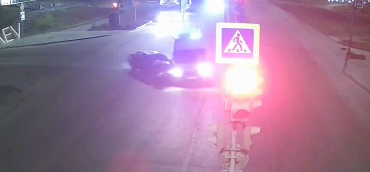 В Тутаеве легковой автомобиль врезался в скорую помощь