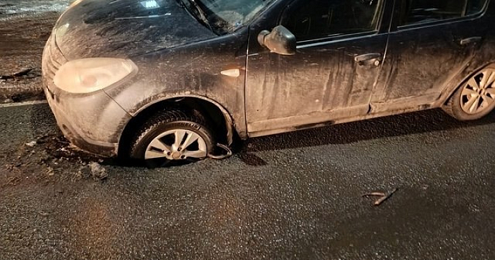 В Ярославле машина застряла в яме на дороге