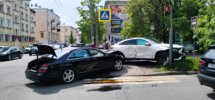 В центре Ярославля дорогу не поделили два «Мерседеса»