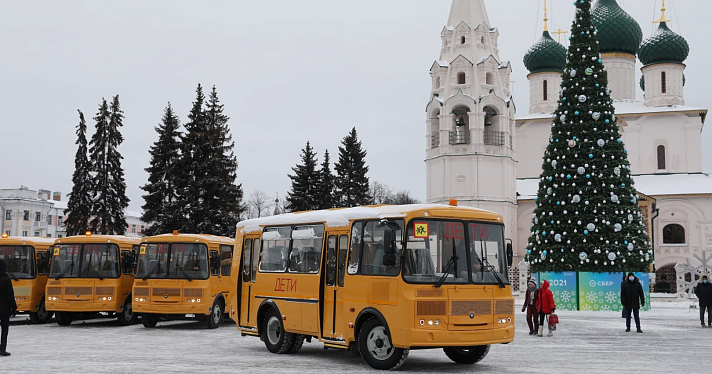 Губернатор передал школьные автобусы и машины неотложной помощи в районы области_170255
