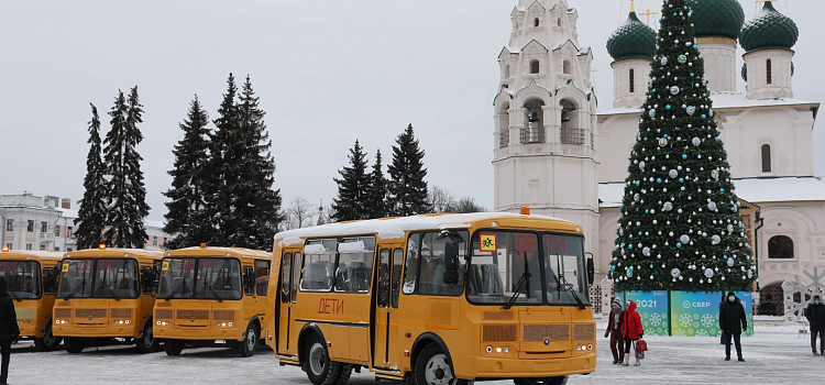 Губернатор передал школьные автобусы и машины неотложной помощи в районы области_170255