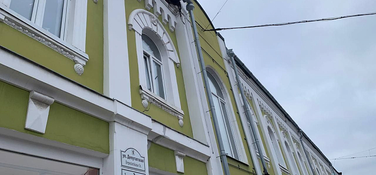 В центре Ярославле со здания-памятника посыпались кирпичи_307171