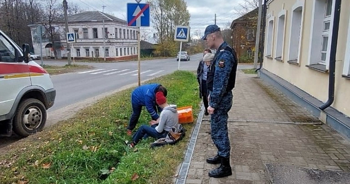 Увидел по камерам, что мужчина упал: в Ярославской области пристав спас посетителя суда