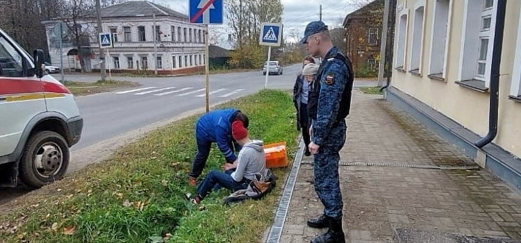 Увидел по камерам, что мужчина упал: в Ярославской области пристав спас посетителя суда