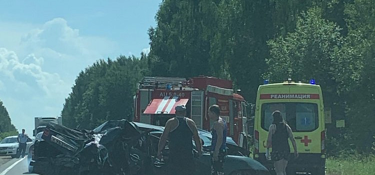 Авто превратилось в груду металла: в массовом ДТП под Ярославлем пострадали дети