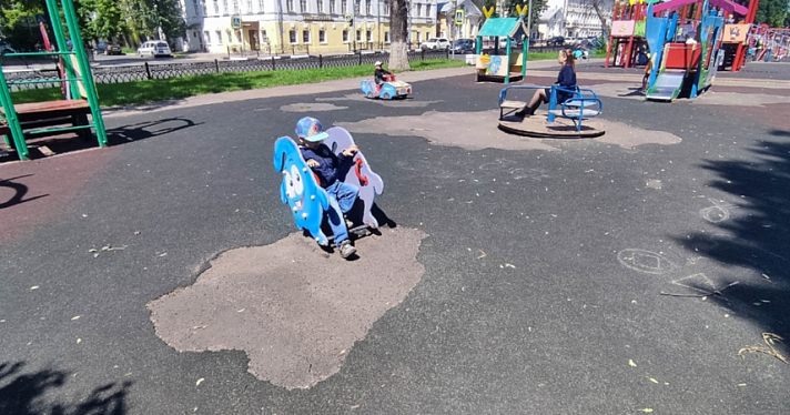 Власти Ярославля рассказали, когда приведут в порядок детскую площадку на Первомайском бульваре