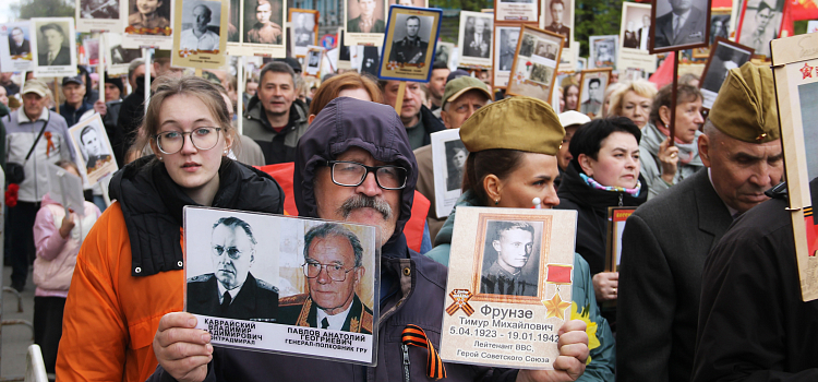 «Бессмертный полк» в Ярославле собрал около десяти тысяч участников_296451